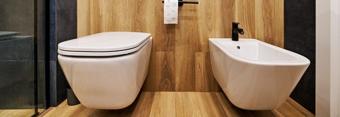 Toilette und Bidet in einem Badezimmer